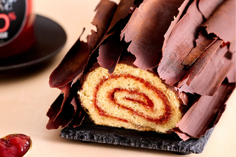 Bûche roulée à la fraise et chocolat