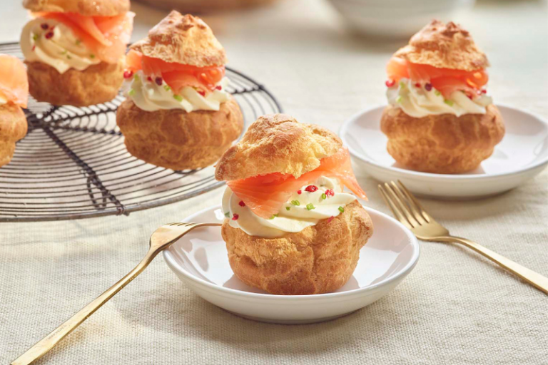 Choux au saumon à la crème citronnée