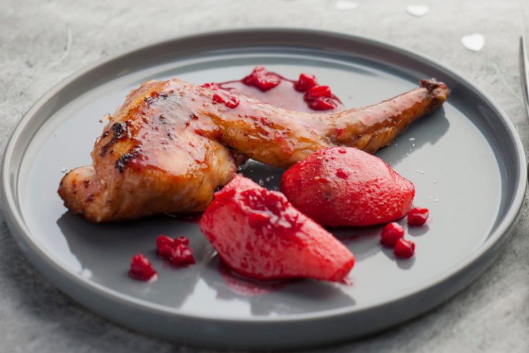 Gigolettes de lapin aux poires et aux airelles