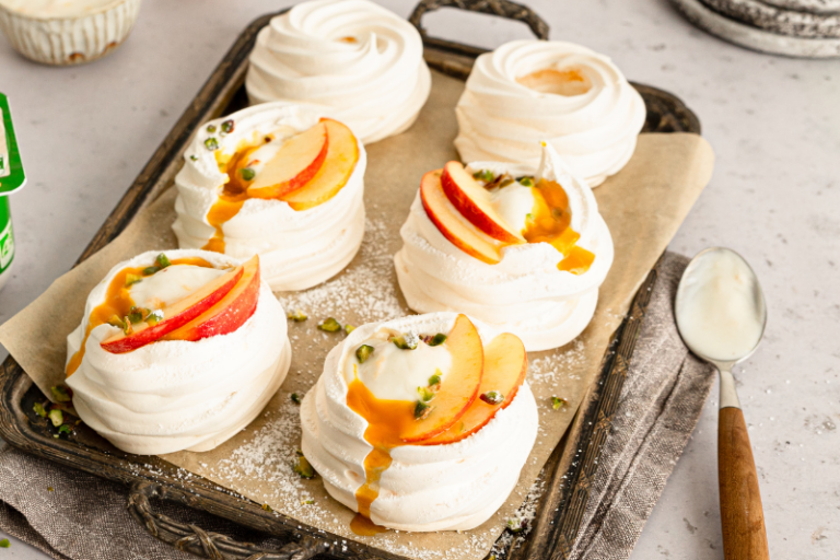 Pavlovas garnies de yaourt aux fruits