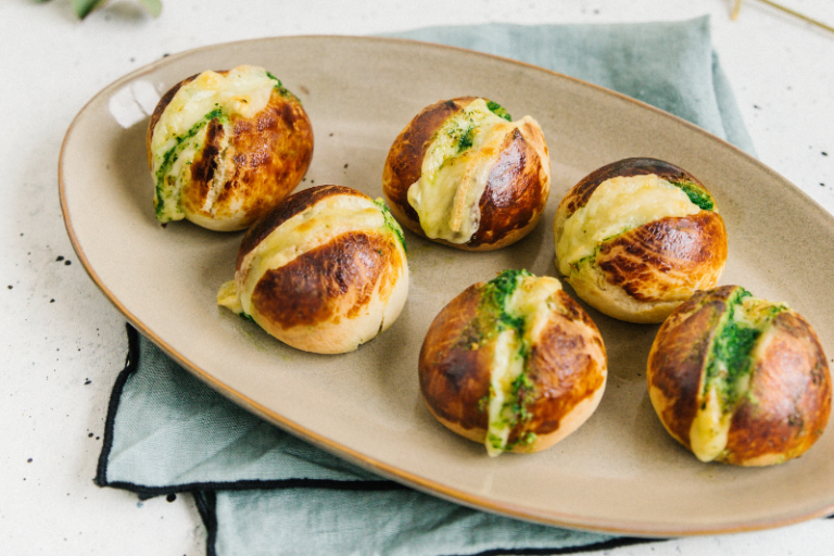Pains à la Tomme et au beurre persillé