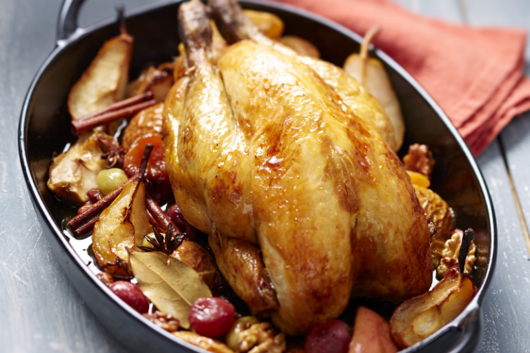 Pintade aux pommes et poires caramélisées