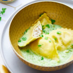 Raviolis en bouillon mousseux à la truffe