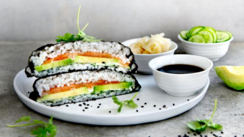 Sandwichs sushi à l’avocat et au saumon