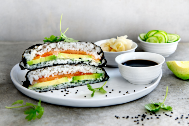Sandwichs sushi à l’avocat et au saumon