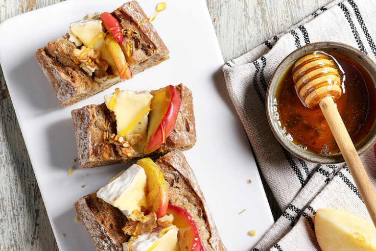 Baguette à partager au camembert et aux pommes