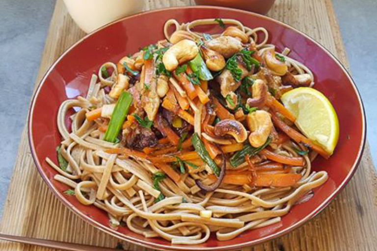 Nouilles soba épicées et sautées