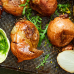 Oignons rôtis et pesto de pistache