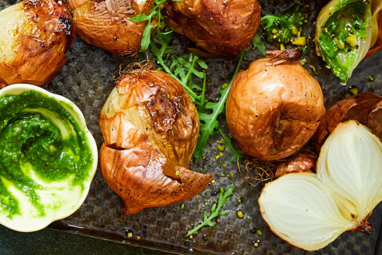 Oignons rôtis et pesto de pistache