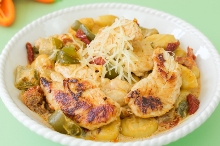 Aiguillettes de dinde et gnocchi aux poivrons