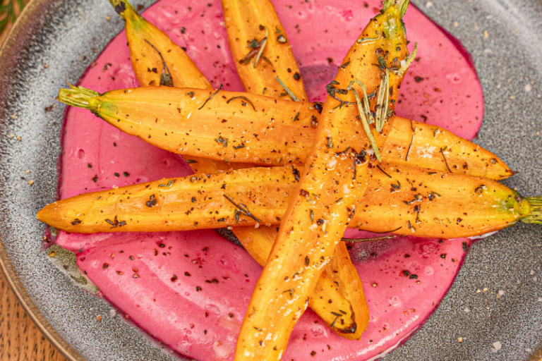 Carottes rôties à la crème de betterave