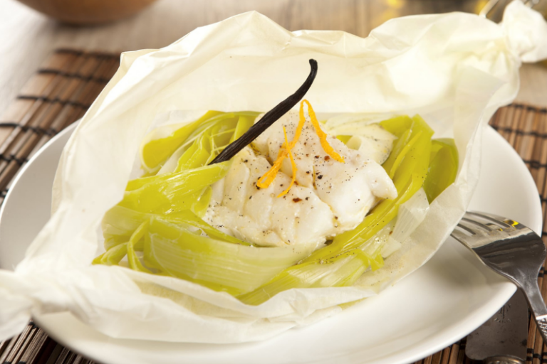 Papillote de poireaux et cabillaud à la vanille