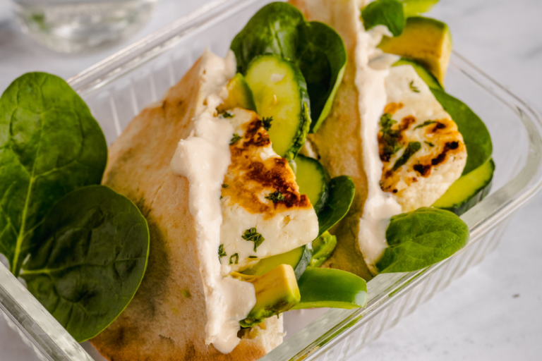 Pita garnie au fromage halloumi