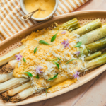 Poireaux mimosa et sauce hollandaise