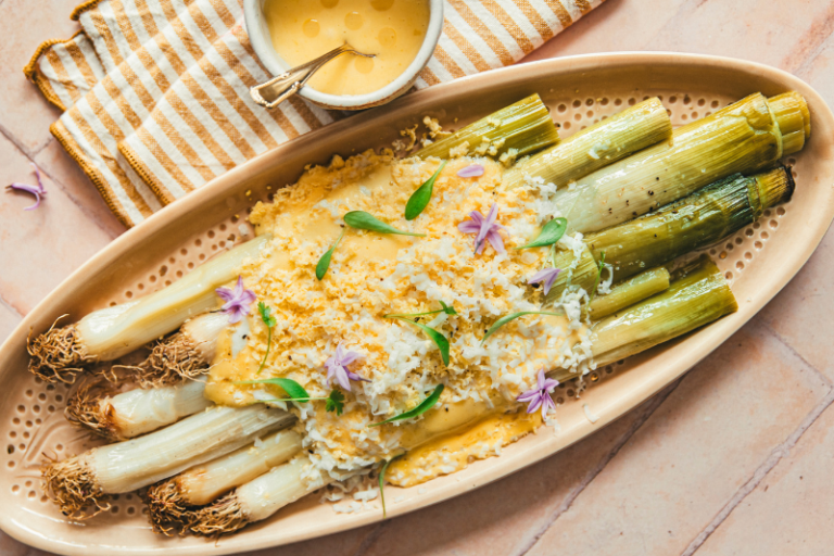 Poireaux mimosa et sauce hollandaise