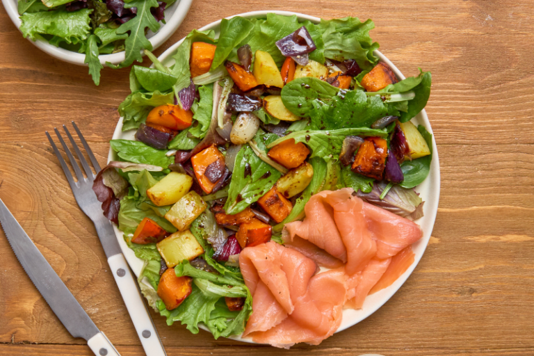 Salade de légumes rôtis et saumon fumé