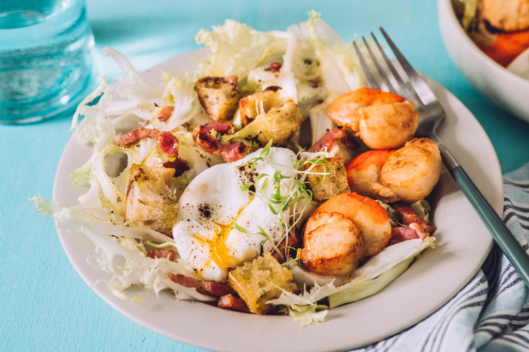 Salade lyonnaise aux Saint-Jacques