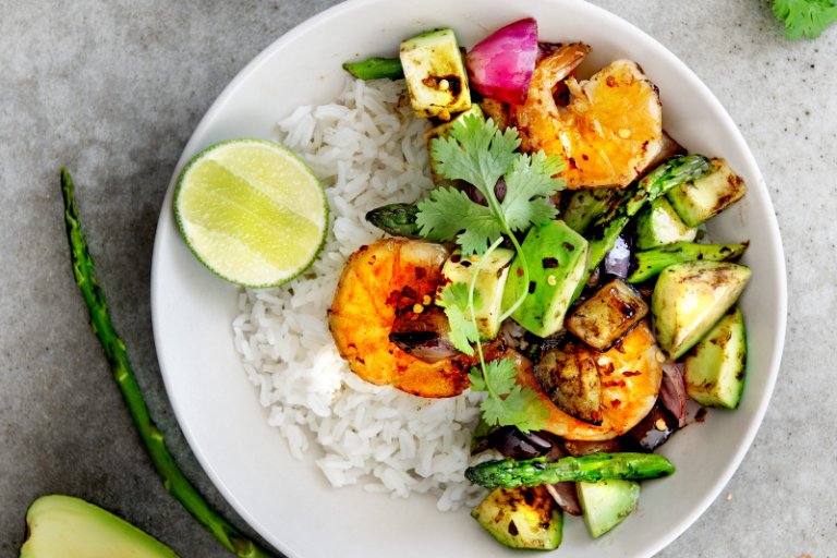 Sauté d’aubergines aux avocats et crevettes