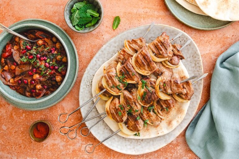 Brochettes de gigot d’agneau aux oignons