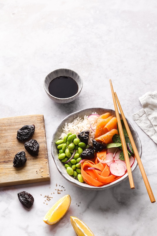 recette de Poké bowl aux pruneaux