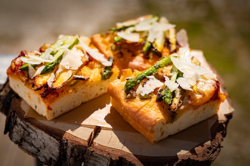 recette de Focaccia moelleuse aux asperges et Parmesan