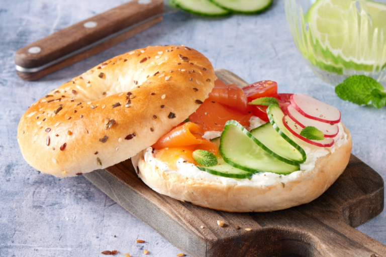 Bagel au concombre et au saumon