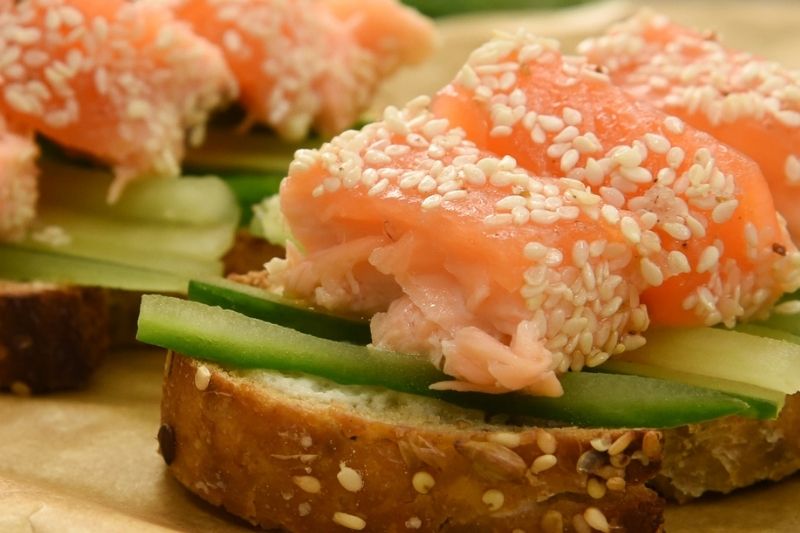 Bruschetta de saumon au sésame