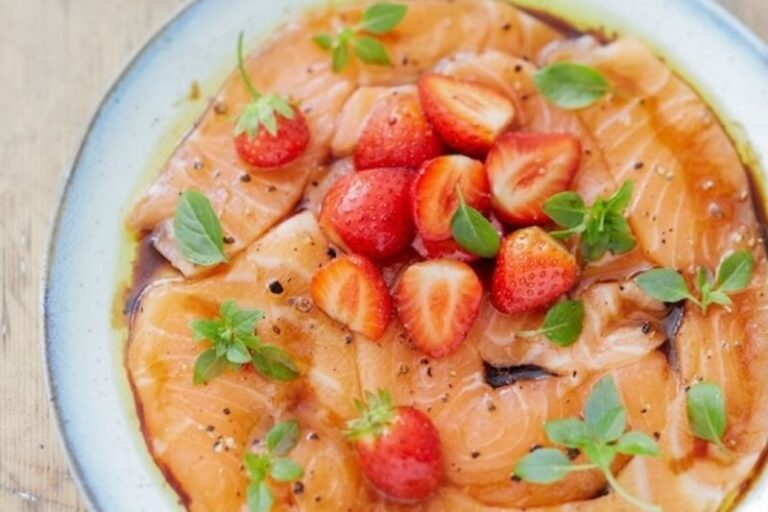 Carpaccio de saumon écossais aux fraises