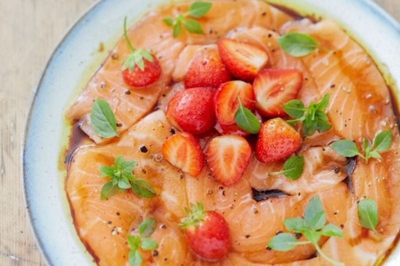 Carpaccio de saumon écossais aux fraises