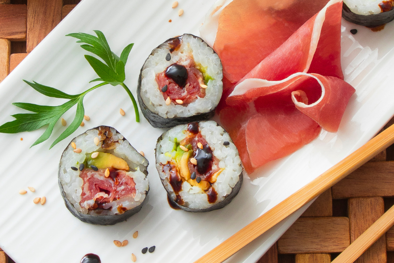 Hosomaki au jambon de Parme et avocat
