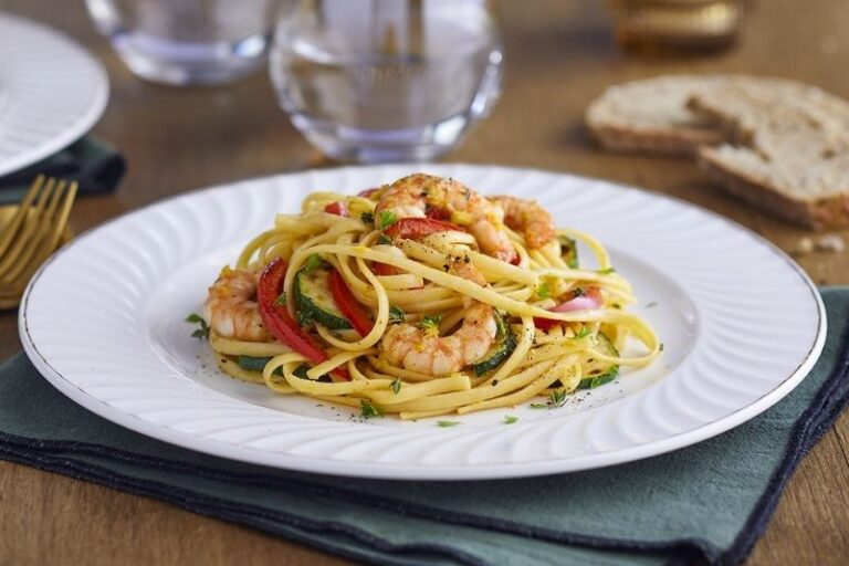 Linguine aux crevettes et aux légumes du soleil