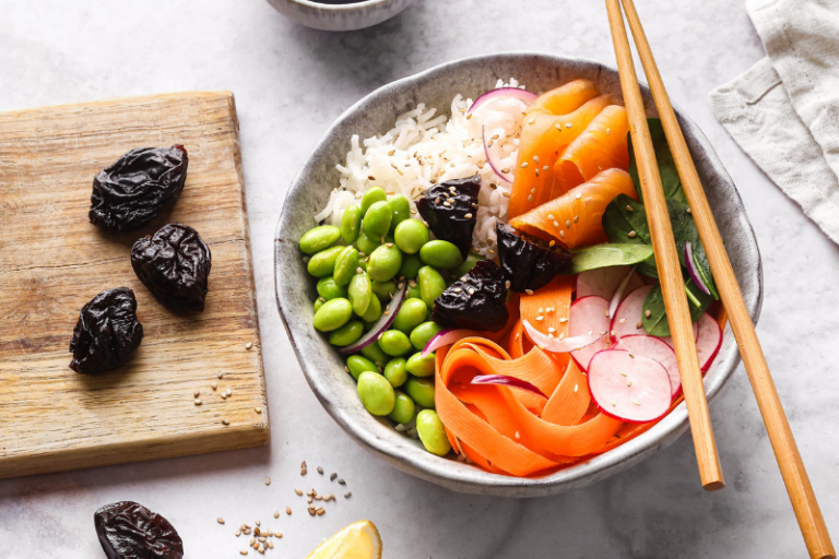 Poké bowl aux pruneaux
