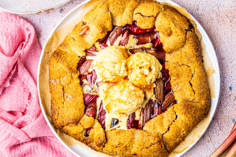 Tarte rustique à la rhubarbe caramélisée