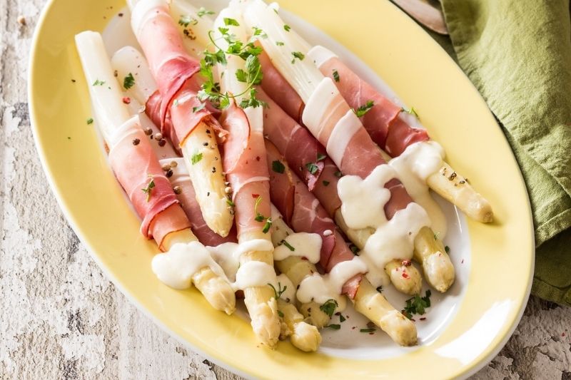 Asperges blanches sauce Reblochon