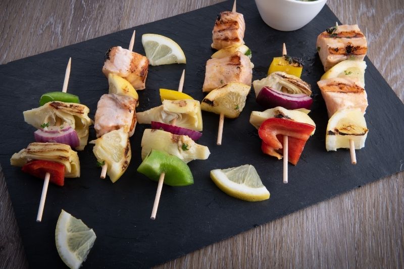 Brochettes au saumon et à l’artichaut
