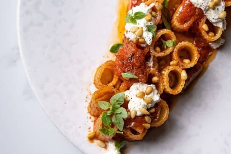 Mezze maniche tomate et burrata