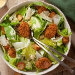 Salade Caesar aux nuggets de quinoa