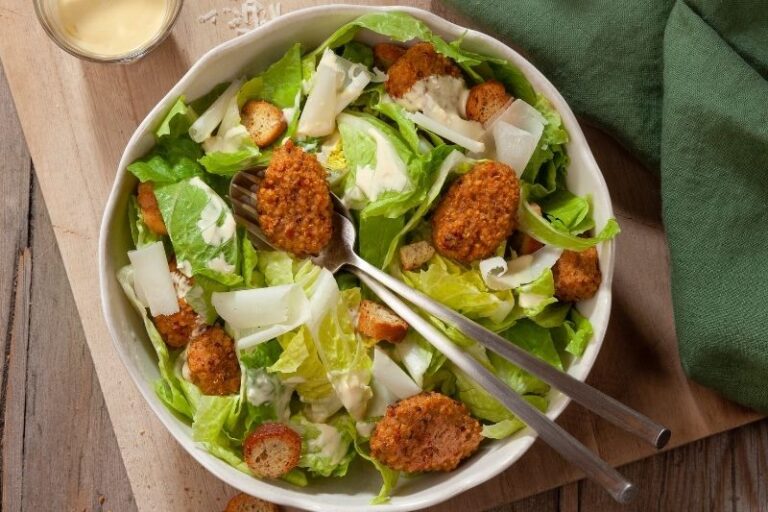 Salade Caesar aux nuggets de quinoa