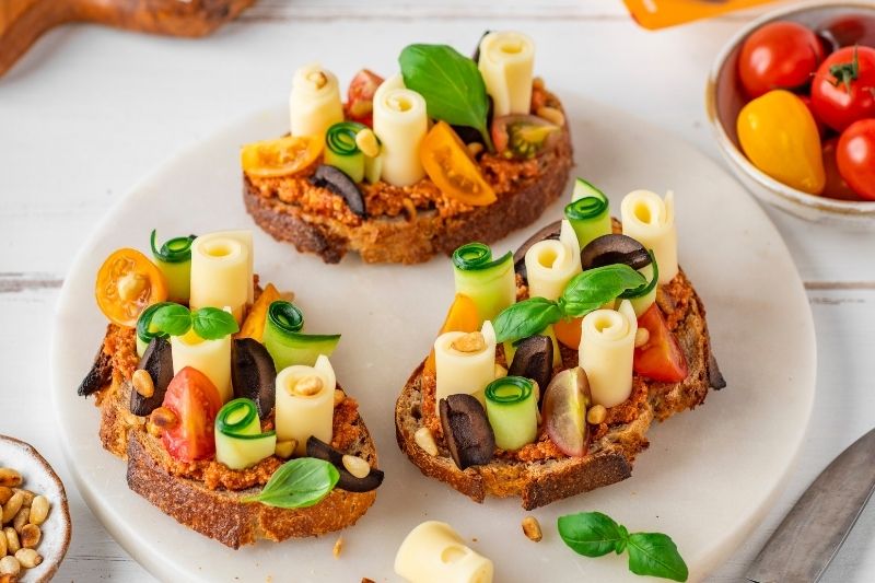 Tartines de tomates séchées au basilic