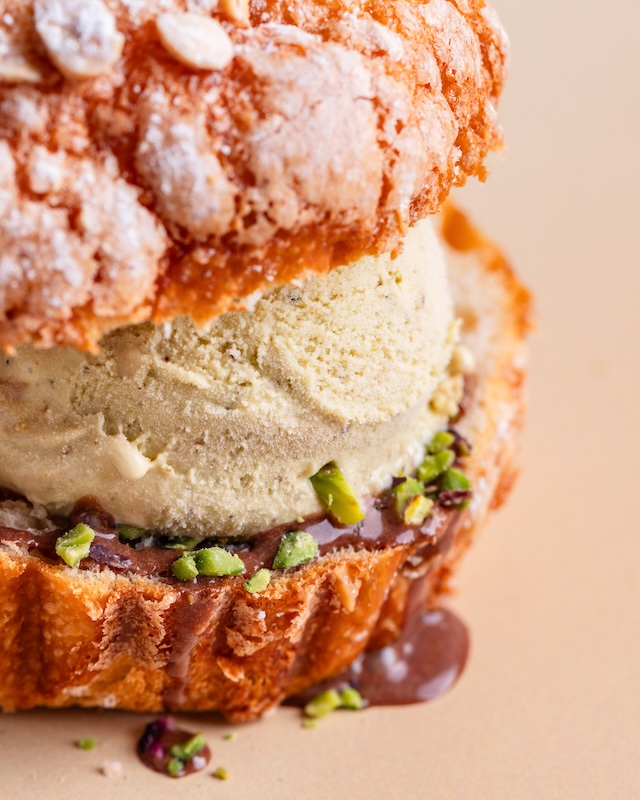 brioche aux amandes garnie de glace