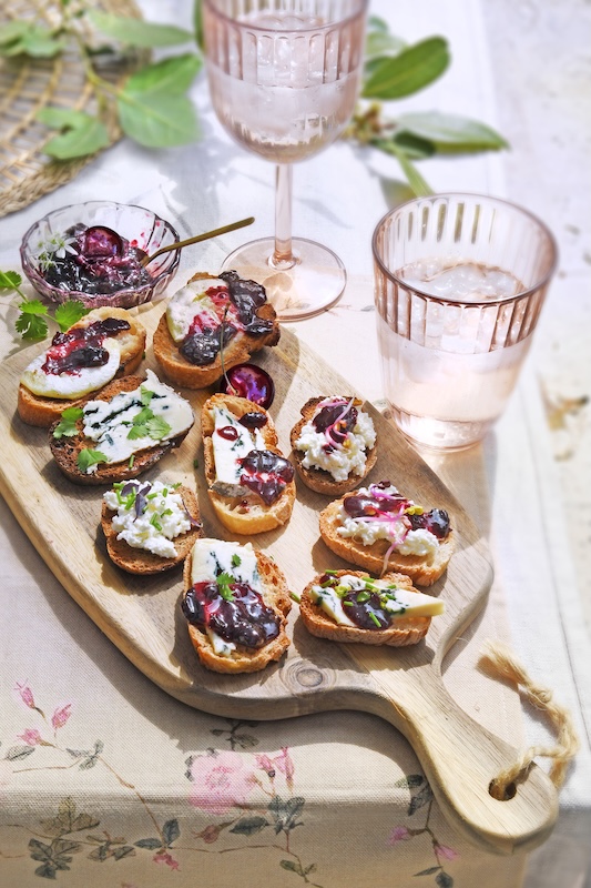 recette de Tartines fromagères et compotée de cerises
