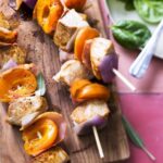 Brochettes de veau aux abricots lardés