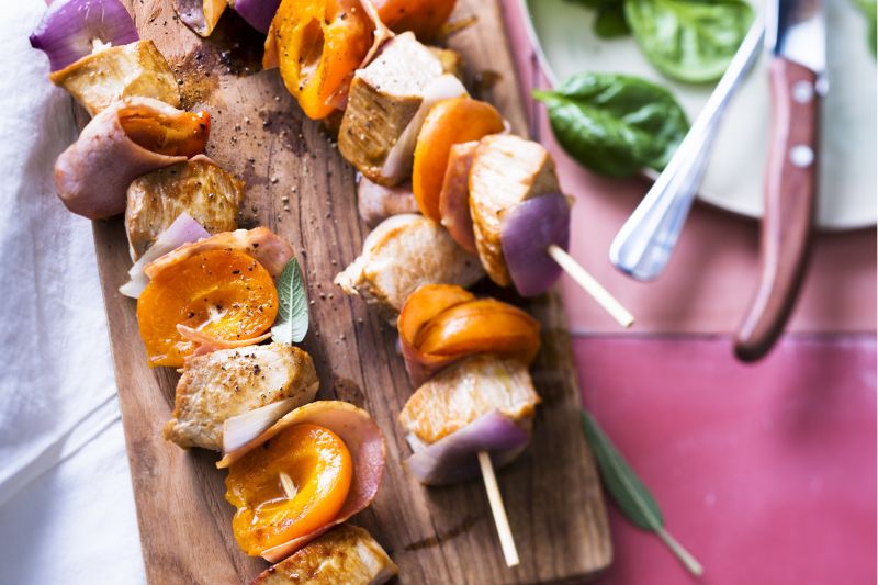 Brochettes de veau aux abricots lardés