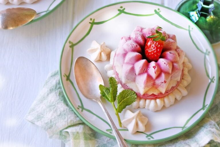 Glace fraise-hibiscus sur meringue