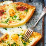 Oeufs en croûte de pain et fromage
