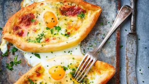 Oeufs en croûte de pain et fromage