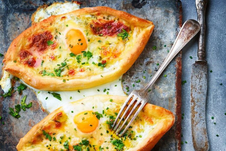 Oeufs en croûte de pain et fromage