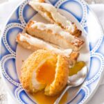 Oeufs frits et mouillettes au Reblochon