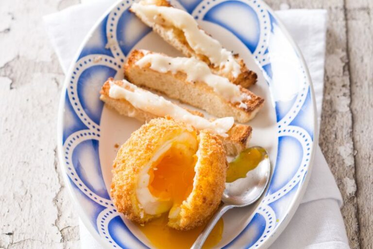 Oeufs frits et mouillettes au Reblochon