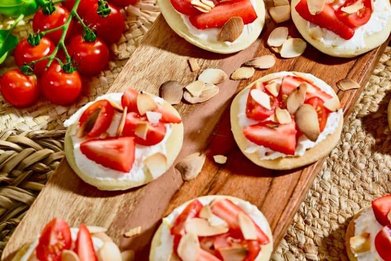 Mini-pizzas sucrées à la tomate